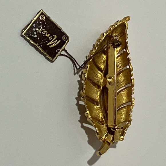 Vintage Monet Angea 1270 Leaf Brooch Pin With Original Tags Gold Tone Textured - Picture 9 of 9